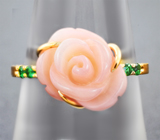 Золотое кольцо с резным solid кораллом 4,01 карата и цаворитами