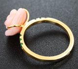 Золотое кольцо с резным solid кораллом 4,01 карата и цаворитами Золото