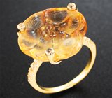 Золотое кольцо с крупным резным цитрином 11,9 карата и бесцветными топазами Золото