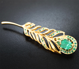Золотая брошь  «Перо уральской Жар-птицы» с крупным изумрудом 2,07 карата, малыми «неоновыми» изумрудами и бриллиантами Золото