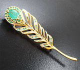 Золотая брошь  «Перо уральской Жар-птицы» с крупным изумрудом 2,07 карата, малыми «неоновыми» изумрудами и бриллиантами Золото