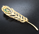 Золотая брошь  «Перо уральской Жар-птицы» с крупным изумрудом 2,07 карата, малыми «неоновыми» изумрудами и бриллиантами Золото