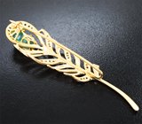 Золотая брошь  «Перо уральской Жар-птицы» с крупным изумрудом 2,07 карата, малыми «неоновыми» изумрудами и бриллиантами