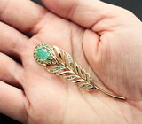 Золотая брошь  «Перо уральской Жар-птицы» с крупным изумрудом 2,07 карата, малыми «неоновыми» изумрудами и бриллиантами