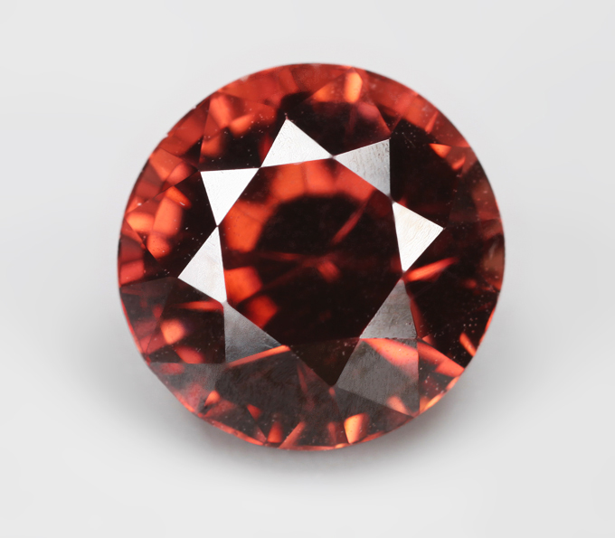 Чистейший розово-оранжевый циркон 2,75 карата