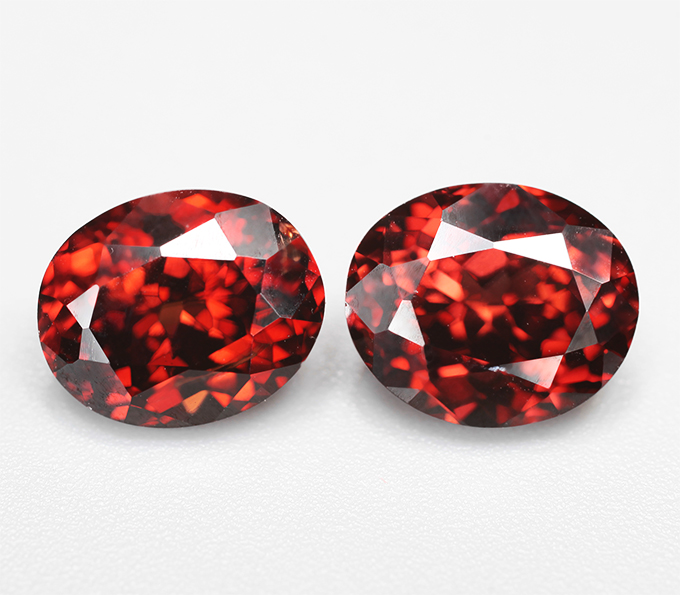 Редкая пара красных цирконов 5,18 карата