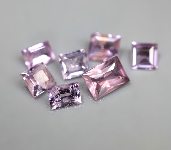 Набор из 7 розовато-пурпурных сапфиров 1,4 карата 