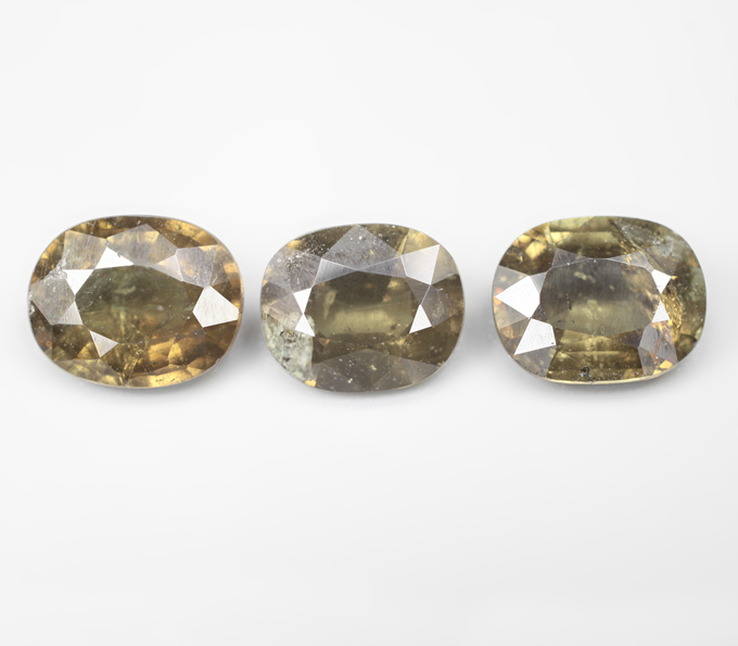 Крупный набор из 3 зеленых гранатов со сменой цвета 6,21 карата