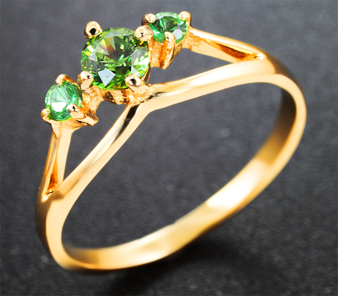 Золотое кольцо с яркими сочно-зелеными уральскими демантоидами 0,41 карата