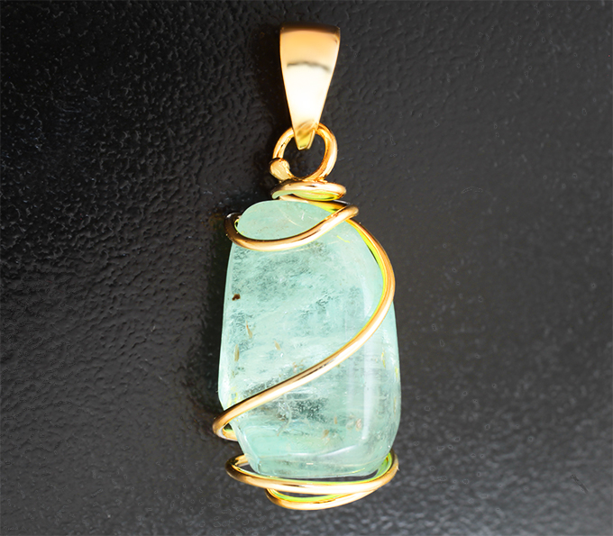 Золотой кулон с крупным уральским зеленым бериллом 16,74 карата