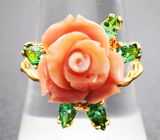 Золотое кольцо с крупным резным solid кораллом 8,18 карата и цаворитами Золото