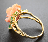 Золотое кольцо с крупным резным solid кораллом 8,18 карата и цаворитами Золото