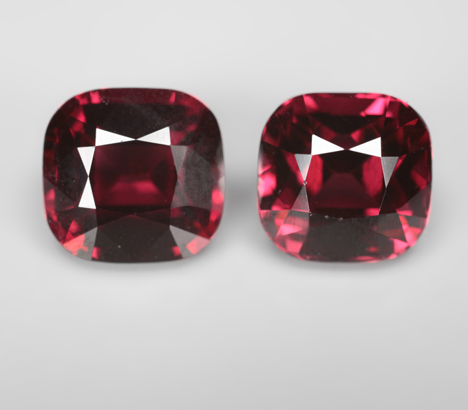 Редкая пара чистейших умбалитов гранатов 8,82 карата