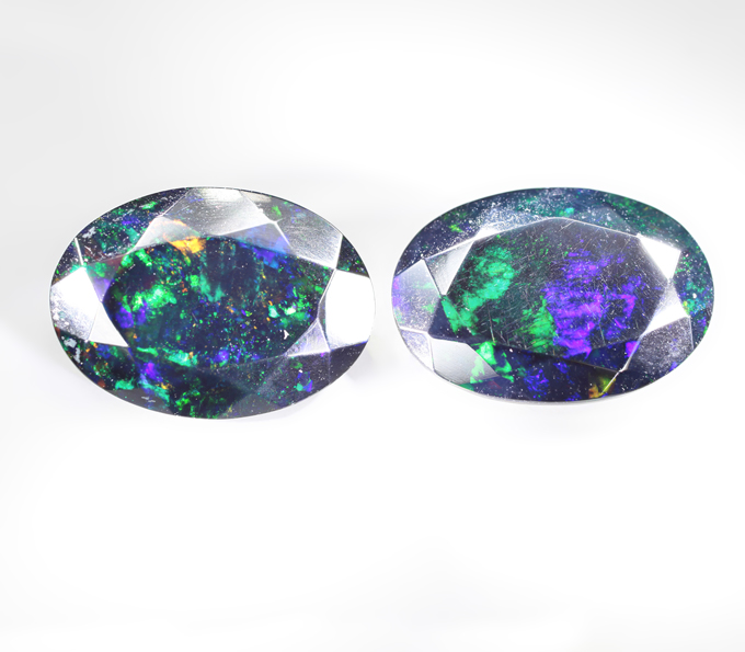 Крупная пара ограненных черных опалов 6,05 карата