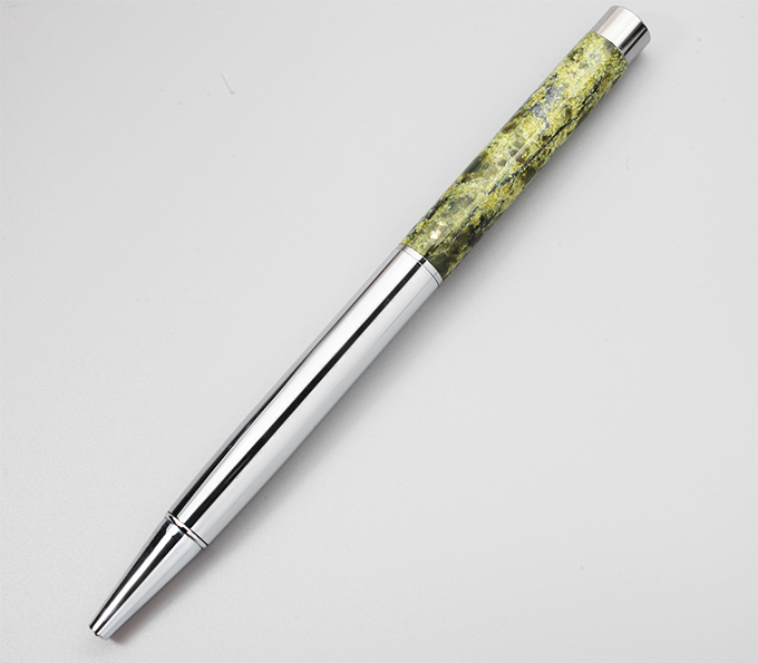 Шариковая ручка со серпентинитом
