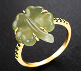 Золотое кольцо с резным нефритом 7,1 карата и цаворитами Золото