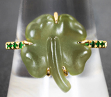 Золотое кольцо с резным нефритом 7,1 карата и цаворитами Золото