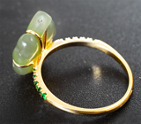 Золотое кольцо с резным нефритом 7,1 карата и цаворитами Золото