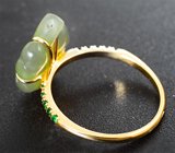 Золотое кольцо с резным нефритом 7,1 карата и цаворитами