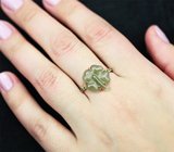 Золотое кольцо с резным нефритом 7,1 карата и цаворитами