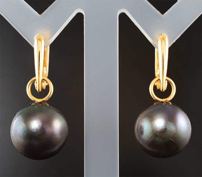 Золотые серьги с крупным черным морским жемчугом титанового люстра 32,1 карата