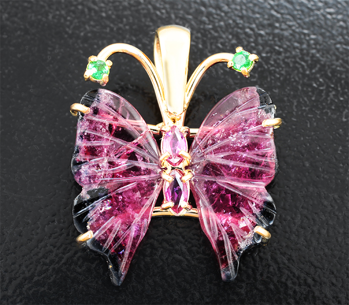 Золотой кулон с резными полихромными турмалинами 3,93 карата, цаворитами и рубинами