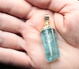 Крупный золотой кулон с красивейшим насыщенным кристаллом забайкальского аквамарина 58,35 карата и синими сапфирами