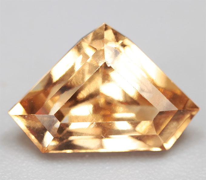 Гессонит гранат авторской огранки 1,98 карата