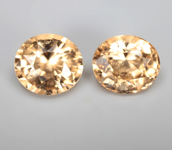 Пара гессонитов гранатов 3,55 карата