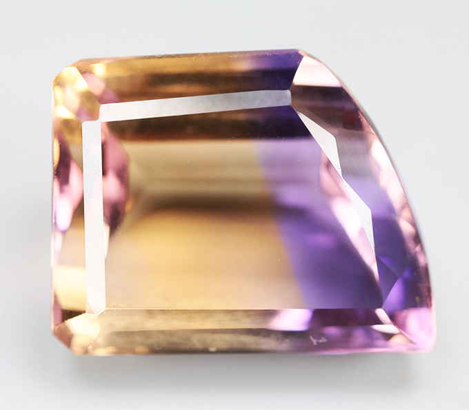 Чистейший крупный контрастный аметрин 16,27 карата