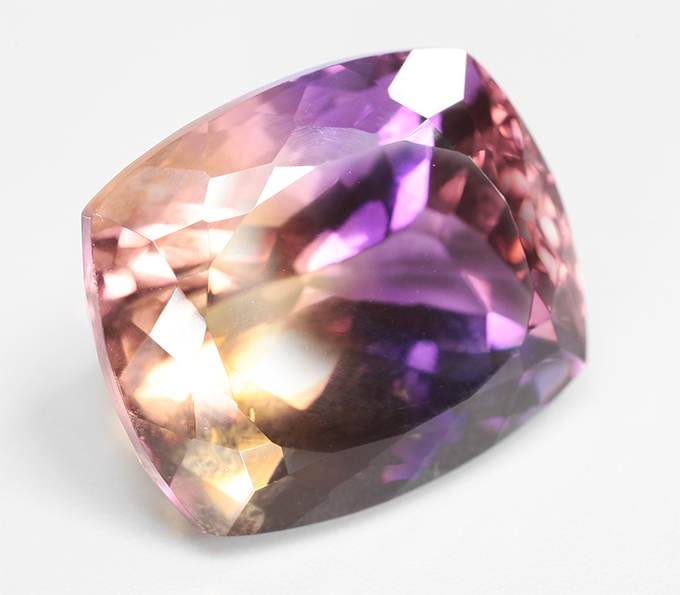 Чистейший крупный контрастный аметрин 21,41 карата 