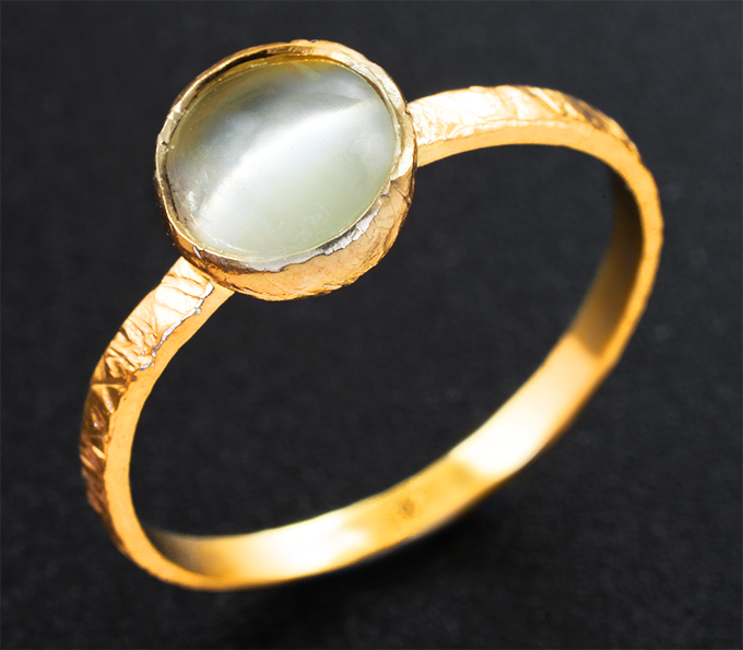 Золотое кольцо с хризобериллом с эффектом кошачьего глаза 1,37 карата