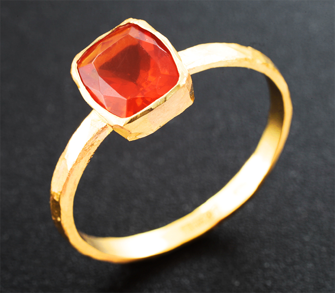 Золотое кольцо с чистейшим мексиканским «огненным» опалом 0,75 карата