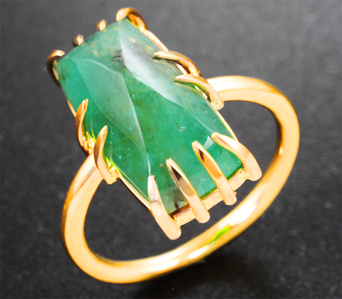 Золотое кольцо с крупным насыщенным уральским изумрудом без облагораживания 7,43 карата