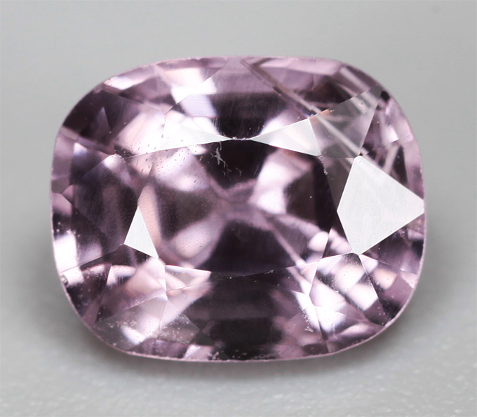 Розовато-пурпурная шпинель высокой чистоты 1,06 карата