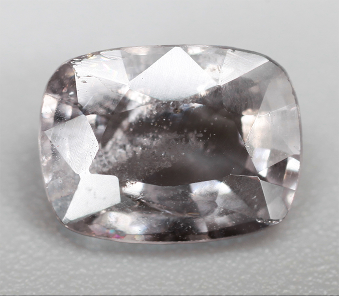 Платиновая шпинель со сменой цвета 0,95 карата