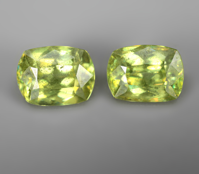 Пара желтовато-зеленых сфенов 1,95 карата