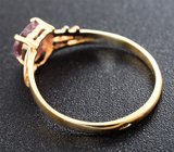 Золотое кольцо с розовато-пурпурной шпинелью 1,01 карата Золото