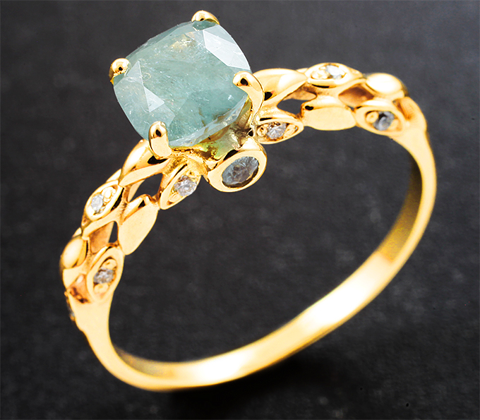 Золотое кольцо с уральскими александритами 1,43 карата и бриллиантами