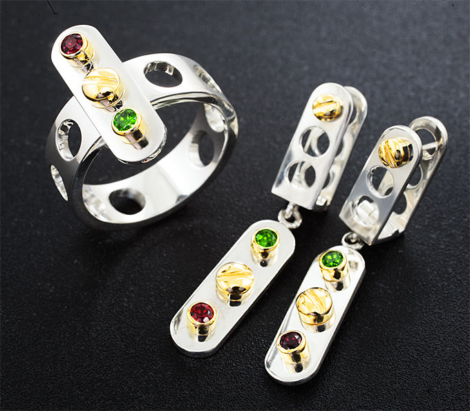 Авторский комплект «Конструктор» из серебра и золота с цаворитами и пиропами гранатами