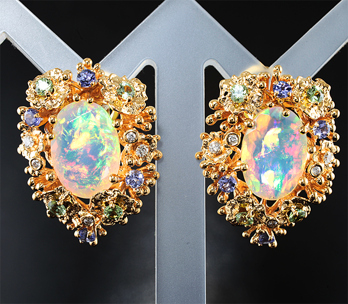 Массивные золотые серьги с крупными ограненными эфиопскими опалами 7,94 карата, танзанитами, сапфирами и бриллиантами