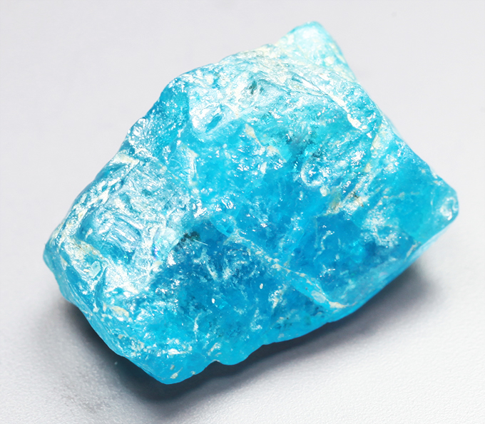 Неограненный "неоновый" апатит 9,65 карата