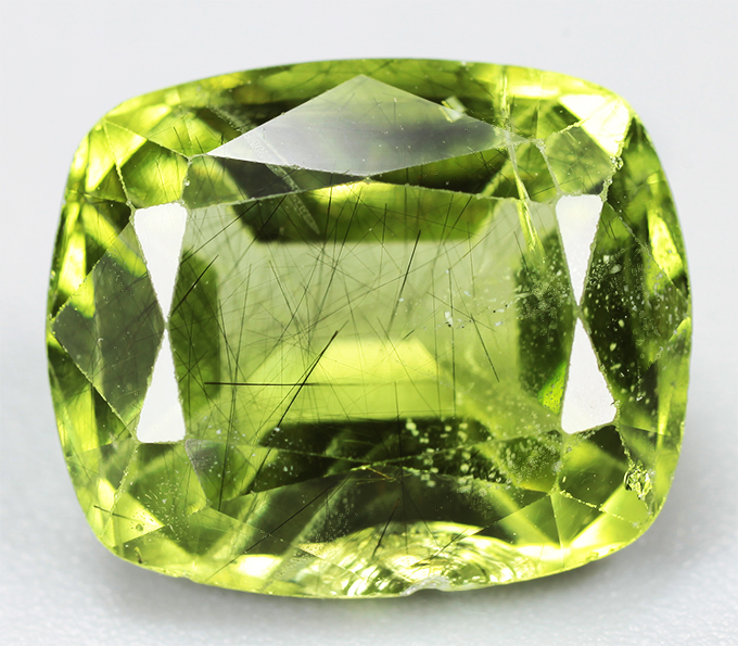 Перидот с включением рутила 5,11 карата