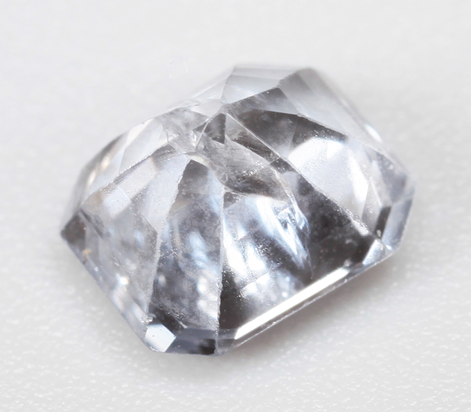 Платиновая шпинель со сменой цвета 0,92 карата 