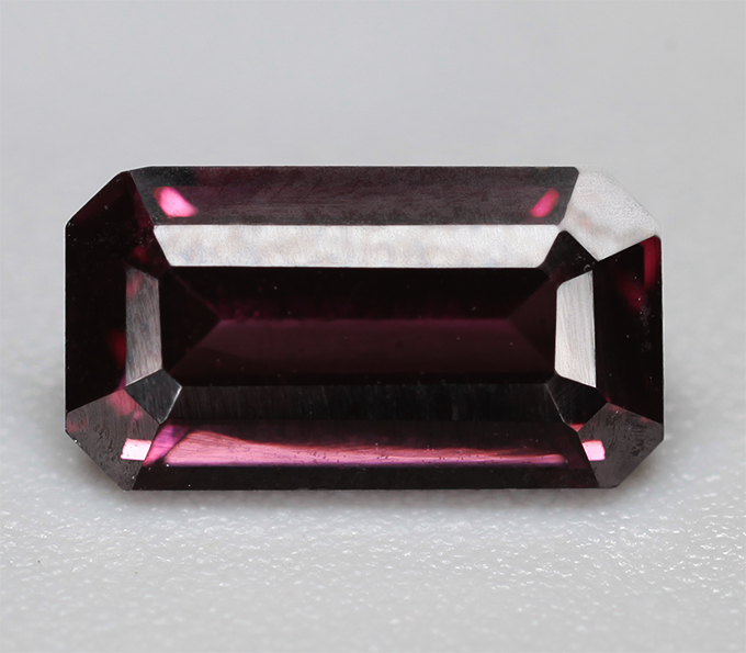 Пурпурная шпинель 0,83 карата