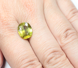 Крупный желто-зеленый сфен 5,57 карата 