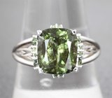 Кольцо с коллекционным перидотом со множественными включениями рутила 4,73 карата и зелеными сапфирами