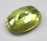 Крупный желтовато-зеленый сфен 6,75 карата