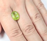 Крупный желтовато-зеленый сфен 6,75 карата