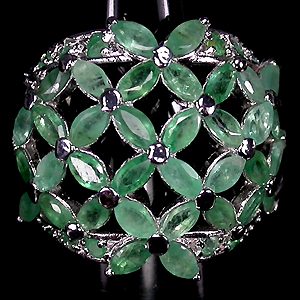 Шикарное кольцо с изумрудами